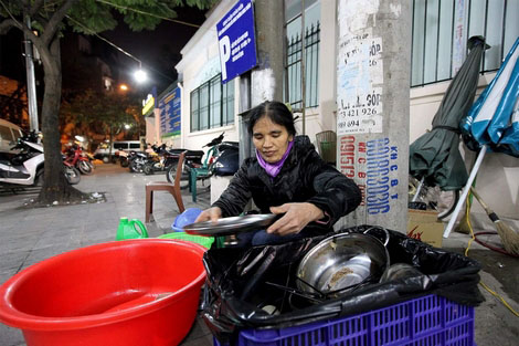 Suất học bổng trị giá 6 tỉ của con gái bà mẹ lao công - 3