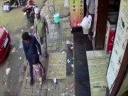 Thế giới - Rùng mình cảnh bắt cóc bé gái Ấn Độ cực nhanh ngay trước cửa nhà
