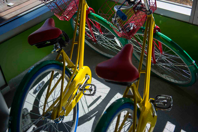 Hai chiếc xe đạp Google. Google cung cấp xe đạp miễn phí cho nhân viên đi vòng quanh thành phố và các trạm sạc cho ô tô điện tại bãi đỗ xe. Ngoài ra, ở đây còn có phòng sửa xe đạp.