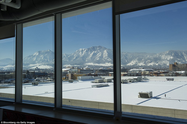 Dãy núi Flatirons nhìn từ một cửa sổ trong cơ sở mới của Google Inc. ở Boulder.