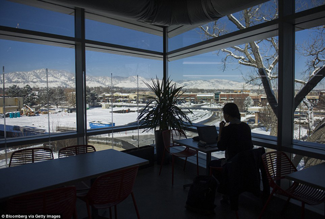 Nhân viên làm việc gần cửa sổ nhìn ra dãy núi Flatirons. Google đã hoàn thành 2 trong 3 tòa nhà của cơ sở mới ở Boulder.