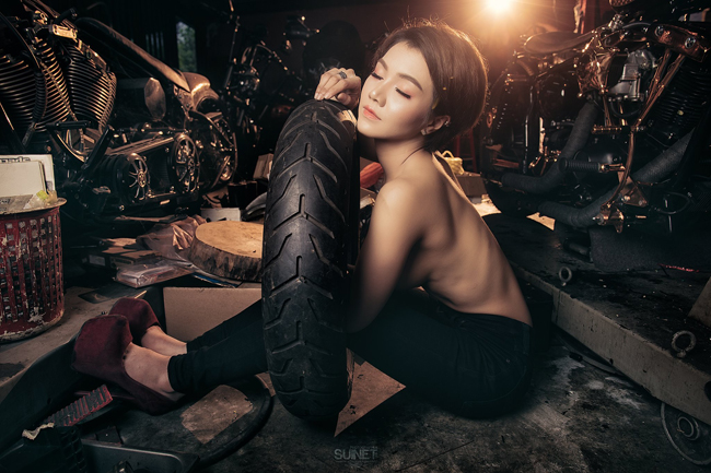 Cách xử lý ánh sáng độc đáo giúp tăng thêm vẻ gợi cảm cho người đẹp xứ Chùa vàng.