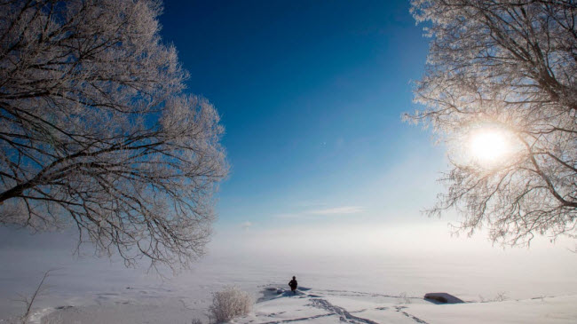 Khung cảnh bình minh trên mặt nước đóng băng dưới sông Cataraqui ở Kingston, Ontario, Canada.