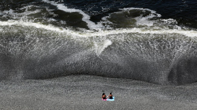 Peru có bãi biển đẹp và dài. Bức ảnh chụp một cặp đôi tận hưởng thời tiết ấm áp trên bãi biển ở thủ đô Lima.