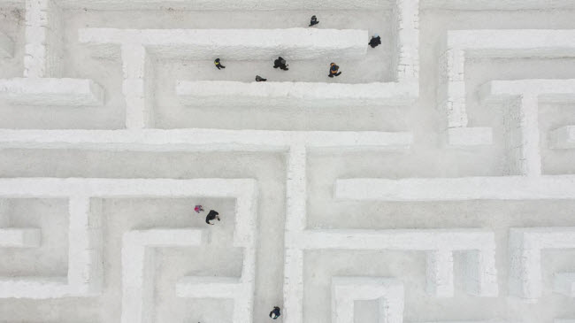 Du khách khám phá mê cung tuyết lớn nhất thế giới ở thành phố Zakopane, Ba Lan.