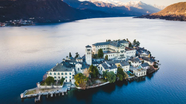 Khung cảnh hoàng hôn trên hồ Orta ở đảo Isola San Giulio, miền bắc Italia.