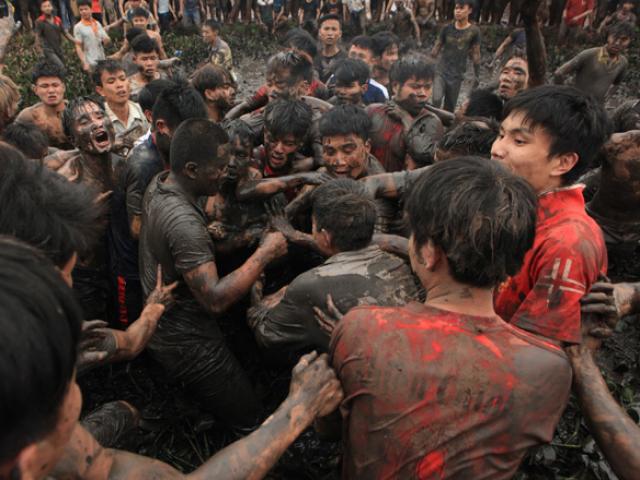 Media - Kinh hoàng cảnh hàng trăm thanh niên dìm nhau xuống bùn đen
