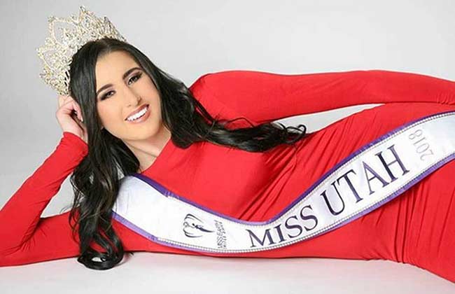 Ở tuổi 20, Carolina West đã chiến thắng ở cuộc thi hoa hậu Miss Pennsylvania US International 2017 và là đại diện cho bang Utah dự thi cuộc thi Hoa hậu Trái đất 2018 của Mỹ.
