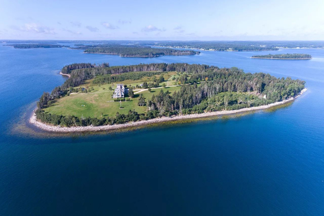 Biệt thự này tọa lạc trên hòn đảo Kaulbach thuộc vùng vịnh Mahone, bờ biển phía đông bang Nova Scotia, Canada.