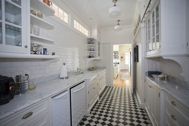 Gian phòng bếp với màu trắng chủ đạo giúp mở rộng không gian và tăng độ sáng.