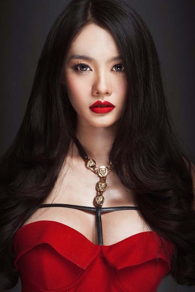 &#34;Tôi đã trải qua phẫu thuật thẩm mỹ&nbsp;để có vòng 1 đầy đặn hơn. Ngực tôi vốn không quá nhỏ, nhưng để mặc những thiết kế gợi cảm hay thực hiện các bộ ảnh bikini thì tôi cảm thấy chưa thật tự tin”, Linh Chi cho biết.