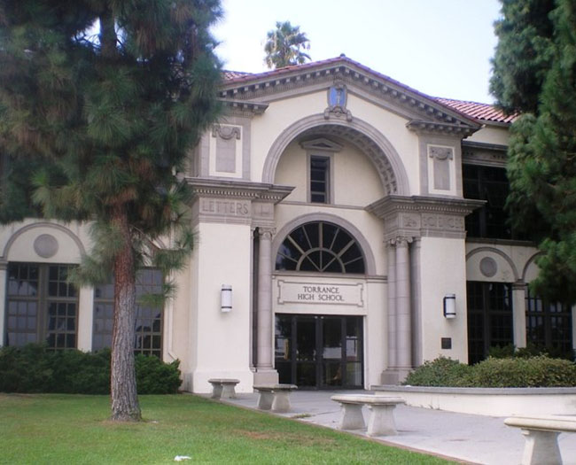 Trường trung học Torrance, Torrance bang California: Bạn có thể nhận ra trường trung học lịch sử này từ nhiều bộ phim Hollywood, vì nó là địa điểm quay phim cho các chương trình truyền hình và nhiều bộ phim nổi tiếng như Beverly Hills, 90210; Buffy Vampire Slayer; và Bruce Almighty. Ngôi trường này cũng có tên trong Danh bạ Địa điểm Lịch sử Quốc gia.
