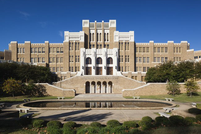 Trường trung học Little Rock Central bang Arkansas được liệt kê trong Danh Bạ các Địa điểm Lịch sử Quốc gia, là một trong những trường trung học lớn nhất và đắt nhất ở Hoa Kỳ khi nó mở cửa vào năm 1927.