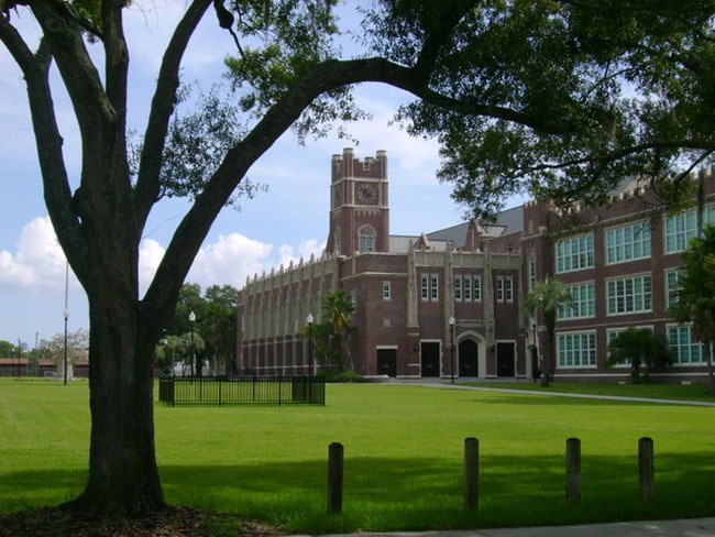 Trường trung học Hillsborough, Tampa bang Florida: Với thiết kế kết hợp kiến ​​trúc Floridian cùng phong cách Gothic Revival, đã mang lại cho ngôi trường một vẻ đẹp hoàn hảo. Trường được thành lập vào năm 1882, nhưng những tòa nhà này được xây dựng vào năm 1928.