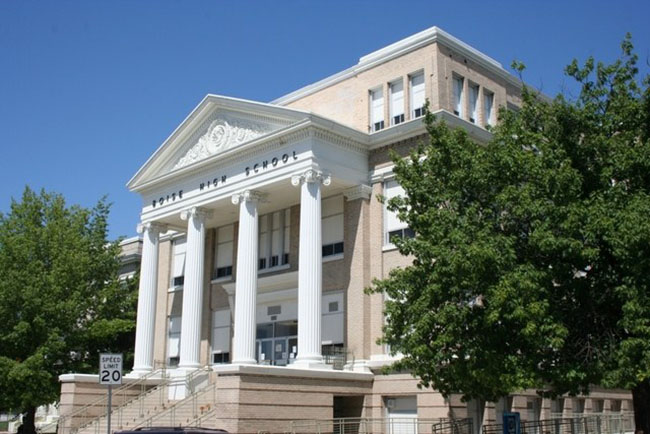 Trường trung học Boise, Boise  bang Idaho: Các tòa nhà hiện tại của Trường Trung học Boise được xây dựng theo các giai đoạn bắt đầu từ năm 1908 và cho đến những năm 1960, dẫn đến các phong cách kiến ​​trúc đa dạng, từ tân cổ điển đến Art Deco đều được tìm thấy trong khuôn viên trường.