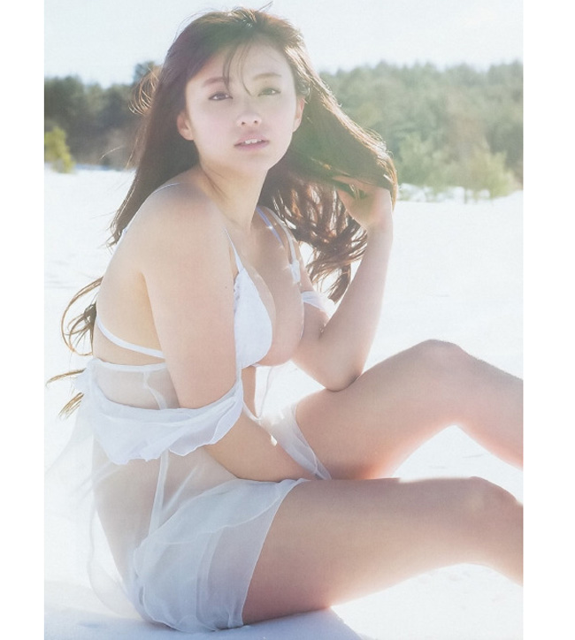 Mari Yamachi sở hữu vô số khung hình áo tắm, nội y gợi cảm. 