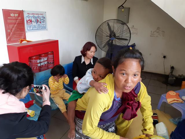 Người mẹ trẻ 8 con mang 4 đứa nhỏ từ Quảng Trị ra Hà Nội xin quần áo - 2