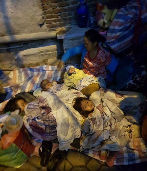 Người mẹ trẻ 8 con mang 4 đứa nhỏ từ Quảng Trị ra Hà Nội xin quần áo - 3