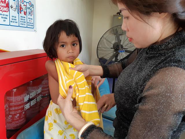 Người mẹ trẻ 8 con mang 4 đứa nhỏ từ Quảng Trị ra Hà Nội xin quần áo - 4