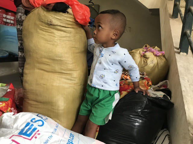 Người mẹ trẻ 8 con mang 4 đứa nhỏ từ Quảng Trị ra Hà Nội xin quần áo - 5