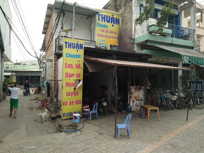 Sau tiếng hô hào &#34;chém chết nó đi&#34;, 20 người xông vào tiệm sơn truy sát - 1