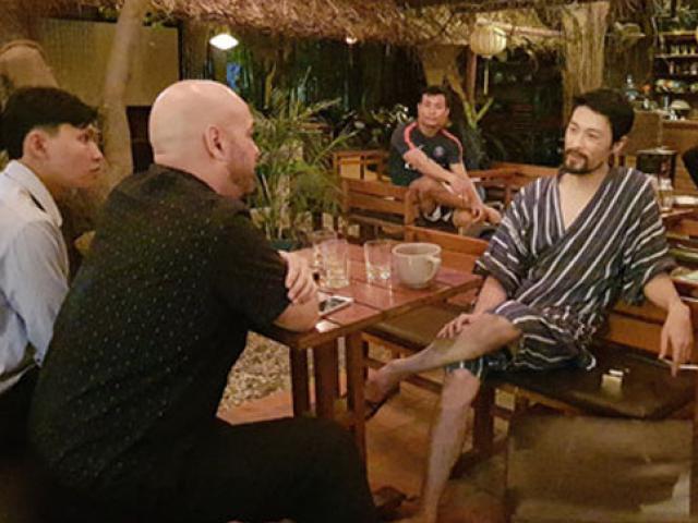 Clip Johnny Trí Nguyễn trò chuyện với võ sư Flores tại võ đường