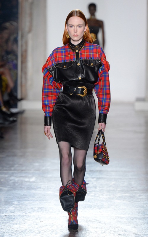 Vợ đẹp của tỷ phú Pháp kiêu hãnh mở màn show Versace - 6