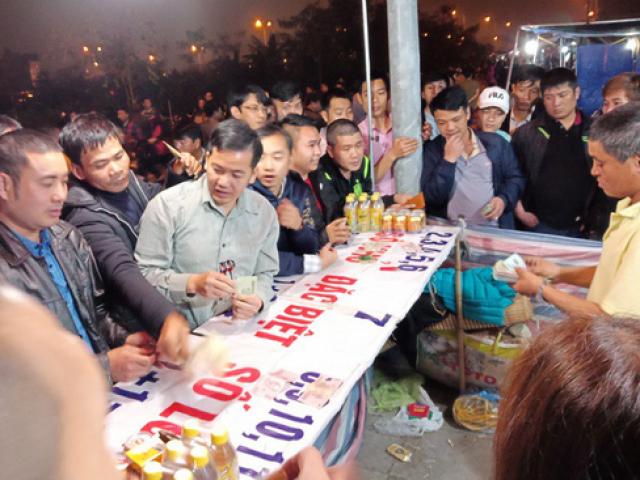 Pháp luật - "Đỏ đen" công khai trong đêm Khai ấn đền Trần