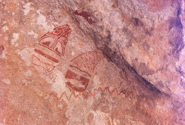 Công viên quốc gia Hueco Tanks: Nằm ở cách khoảng 50km về phía bắc của El Paso, công viên quốc gia rộng 3,5 km vuông này là một lưu vực đá tự nhiên lớn, có nhiều tin đồn cho rằng nơi này là nơi trú ẩn tinh thần của người Mỹ bản địa cổ đại, những người đã sử dụng nước trũng của lưu vực để sống sót trong vùng khô cằn. Những bức chân dung ngàn năm tuổi của họ có thể được tìm thấy khắp các tảng đá khổng lồ.