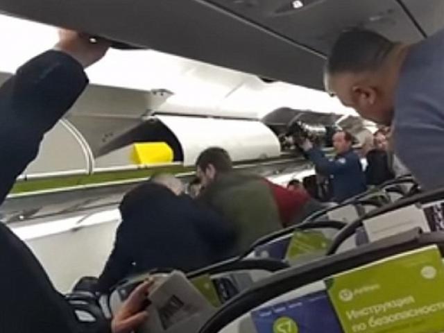 Thế giới - Nga: Bắt hành khách quấy rối tình dục, làm loạn trên máy bay