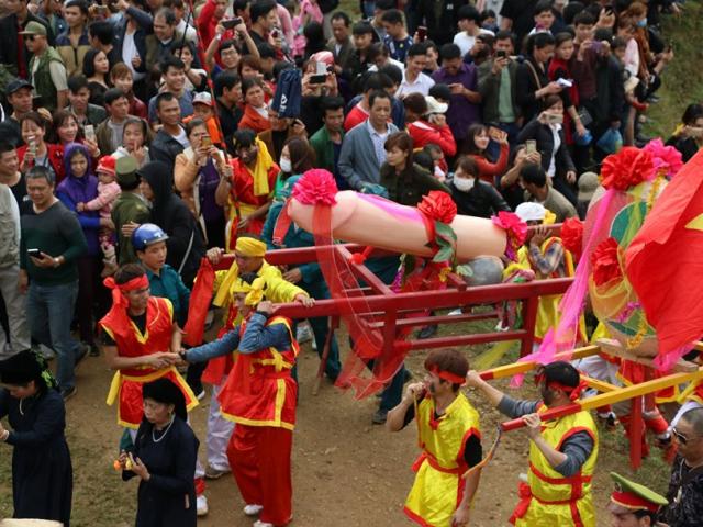 Tin tức trong ngày - Cận cảnh màn rước "của quý" dài 1,3m, nặng 50kg