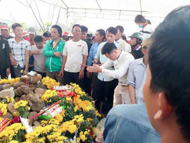 Tìm phương án xử lý con rắn nằm trên mộ ở Quảng Bình