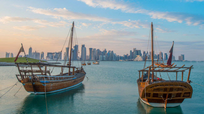 Thuyền buồm Ả Rập: Du khách có thể thuê những chiếc thuyền buồm truyền thống để du ngoạn dọc bờ biển và ngắm khung cảnh thành phố Dubai.