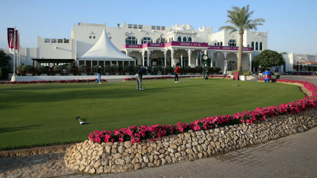 Chơi golf: CLB golf Doha là một ốc đảo xanh với thảm cỏ xanh, cây xương rồng và 8 hồ nước nhân tạo. Đây là nơi diễn ra giải golf Qatar Masters hằng năm.