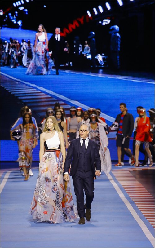 Eo kiến càng của hotgirl Hollywood "hâm nóng" sàn diễn - 2