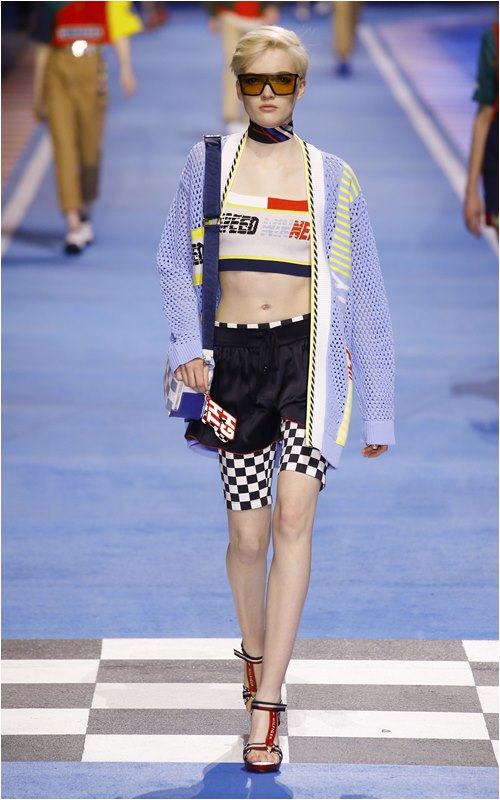 Eo kiến càng của hotgirl Hollywood "hâm nóng" sàn diễn - 11