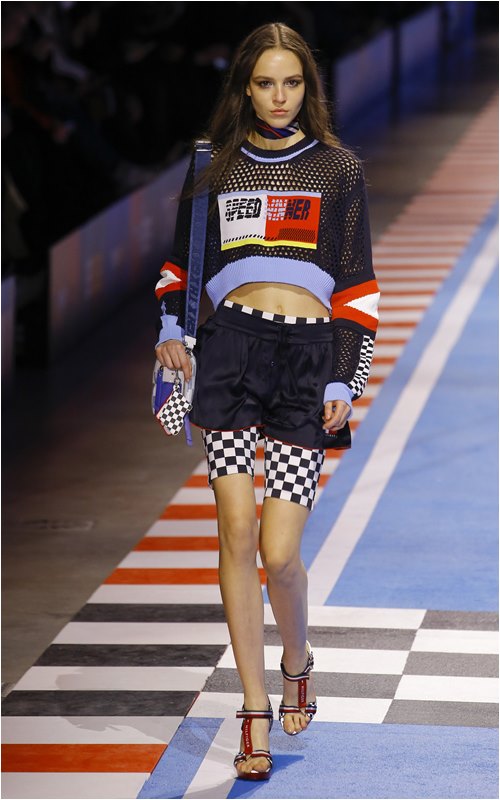 Eo kiến càng của hotgirl Hollywood "hâm nóng" sàn diễn - 10