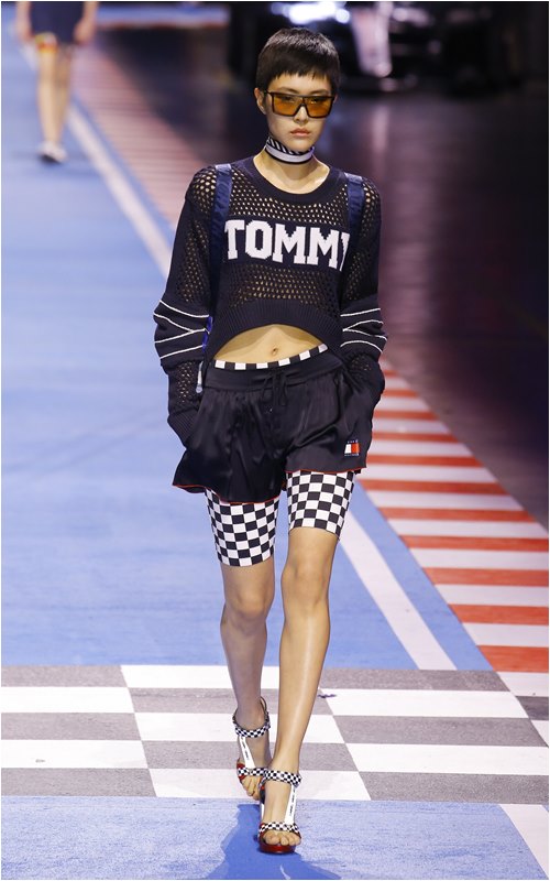 Eo kiến càng của hotgirl Hollywood "hâm nóng" sàn diễn - 9