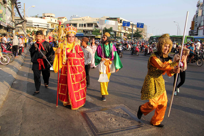 Tiên nữ đi cà kheo, thầy trò Đường Tăng "xuất hiện" ở Chợ Lớn - 9