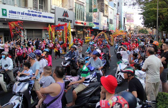 Tiên nữ đi cà kheo, thầy trò Đường Tăng "xuất hiện" ở Chợ Lớn - 17