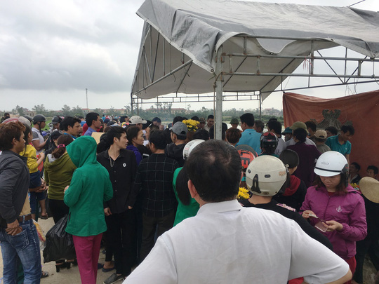 Xã cắt điện, tháo rạp thờ &#34;rắn thần&#34; ở Quảng Bình bị dân ngăn cản - 3
