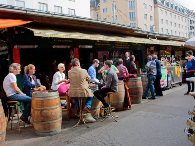 Vienna, Áo: Thủ đô của Áo nổi tiếng với văn hóa cà phê, lạp xưởng tẩm bơ và các khu chợ ẩm thực ngoài trời. Ngoài ra, thành phố Vienna cũng phục vụ món ăn đặc trưng của 49 nước khác.