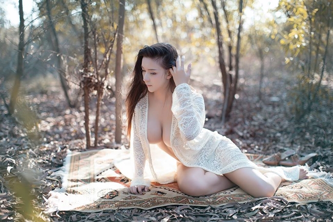 Bộ ảnh người mẫu Napasorn Sudsai bán nude, mặc áo ren lưới khoe thân hình nõn nà giữa rừng lá mùa thu gây xôn xao mạng xã hội.