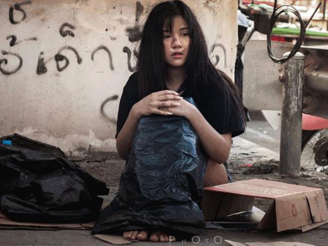 Ca nhạc - MTV - Cô gái ăn mày “biến hình” nóng bỏng khiến triệu đàn ông mê mẩn