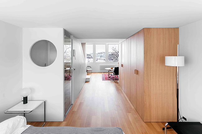 Từ phòng ngủ nhìn ra toàn cảnh căn hộ với đầy đủ các chức năng tiện nghi đầy đủ nhất trong một không gian nhỏ bé.