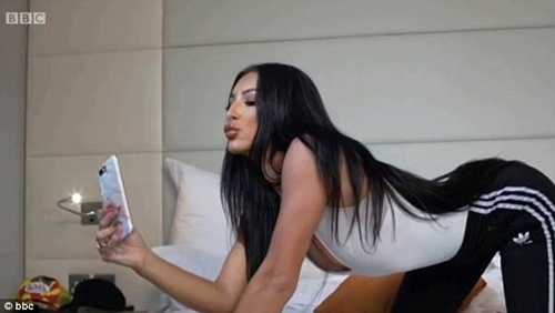 Cô gái xinh đẹp kiếm 30 triệu/ngày nhờ giống Kim “siêu vòng 3” - 3