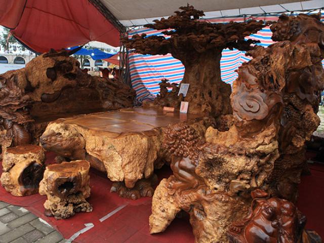 Tin tức trong ngày - Chiêm ngưỡng bộ kỳ mộc Tứ linh quần tụ bằng gỗ nu nghìn năm tuổi giá 3,5 tỷ đồng