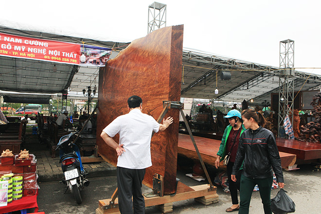 &#34;Siêu&#34; sập gỗ Cẩm đẹp như bức bình phong xuất hiện ở Bắc Ninh - 1