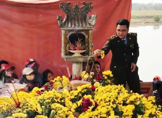 Sau nửa ngày tạm giữ, rắn nằm trên mộ được thả về tự nhiên - 1