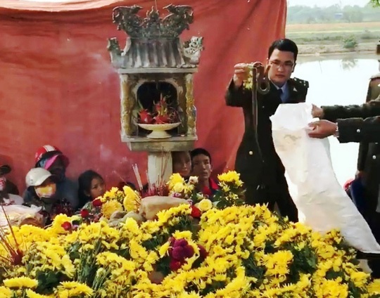 Sau nửa ngày tạm giữ, rắn nằm trên mộ được thả về tự nhiên - 2